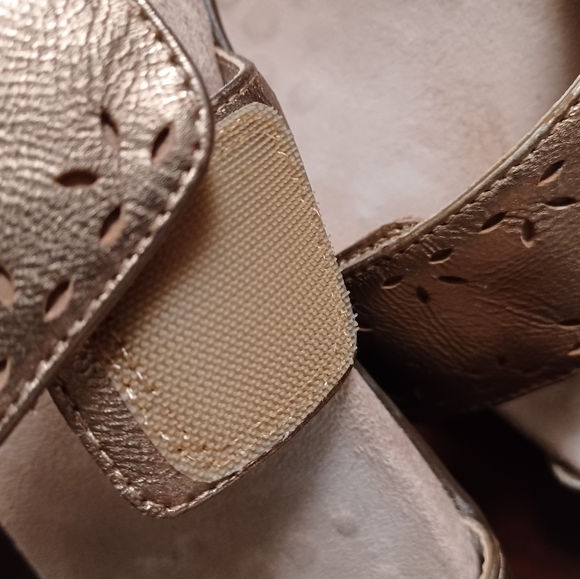 Vionic Ortho 'Randi' Gold Sandals - Picture 6 of 11